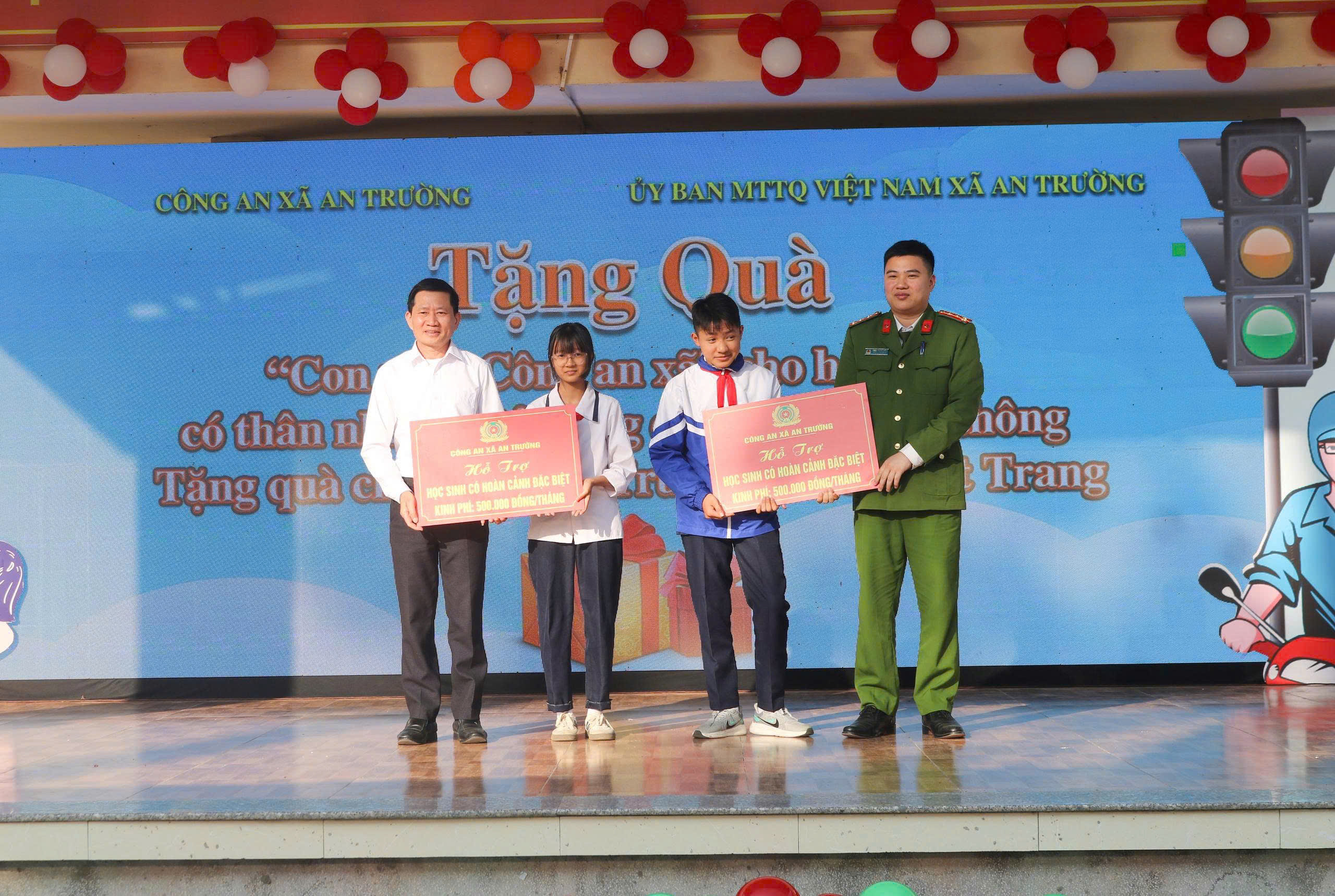 Công an xã An Trường: Giúp đỡ, tiếp sức 2 học sinh đến trường